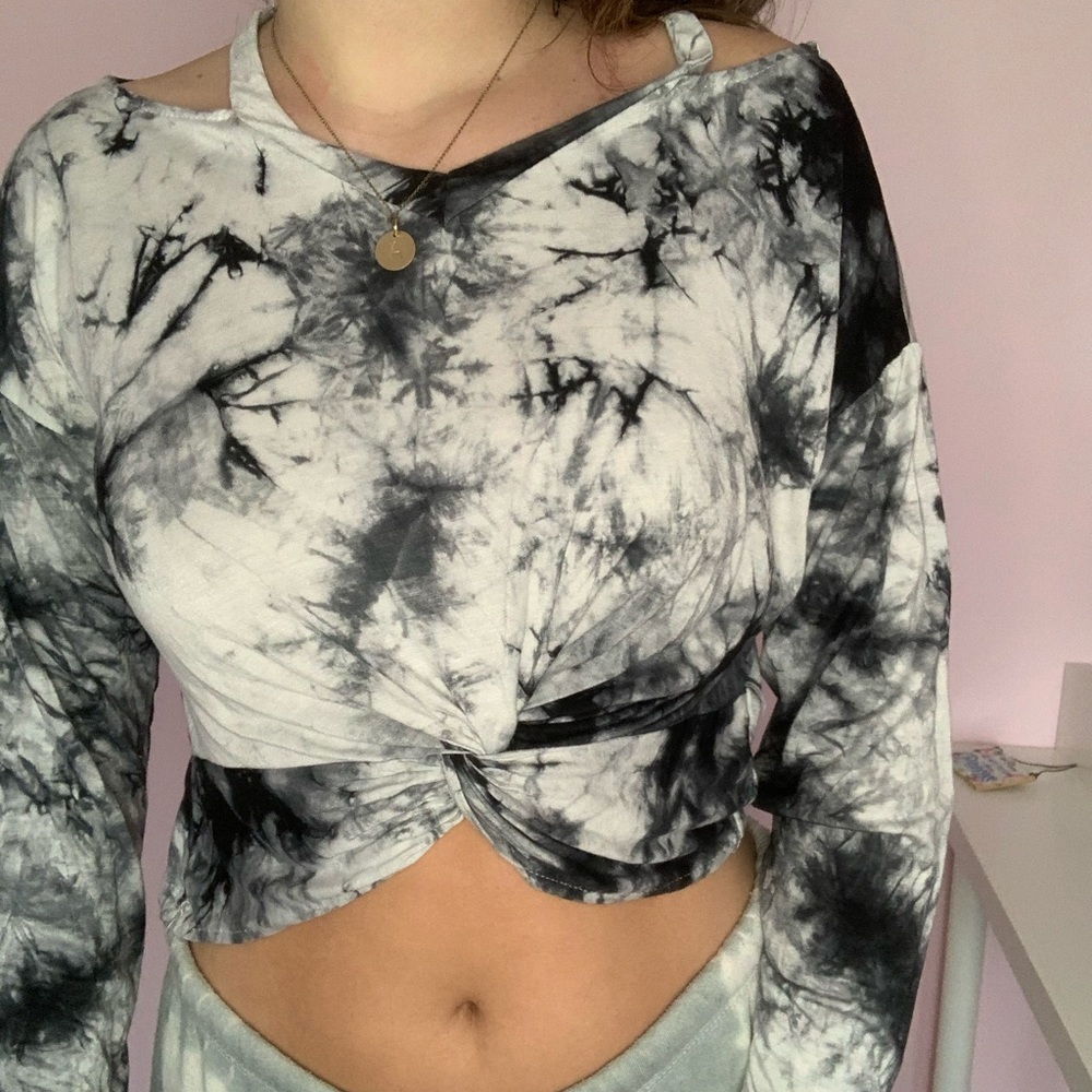 Tie die long sleeve crop top
